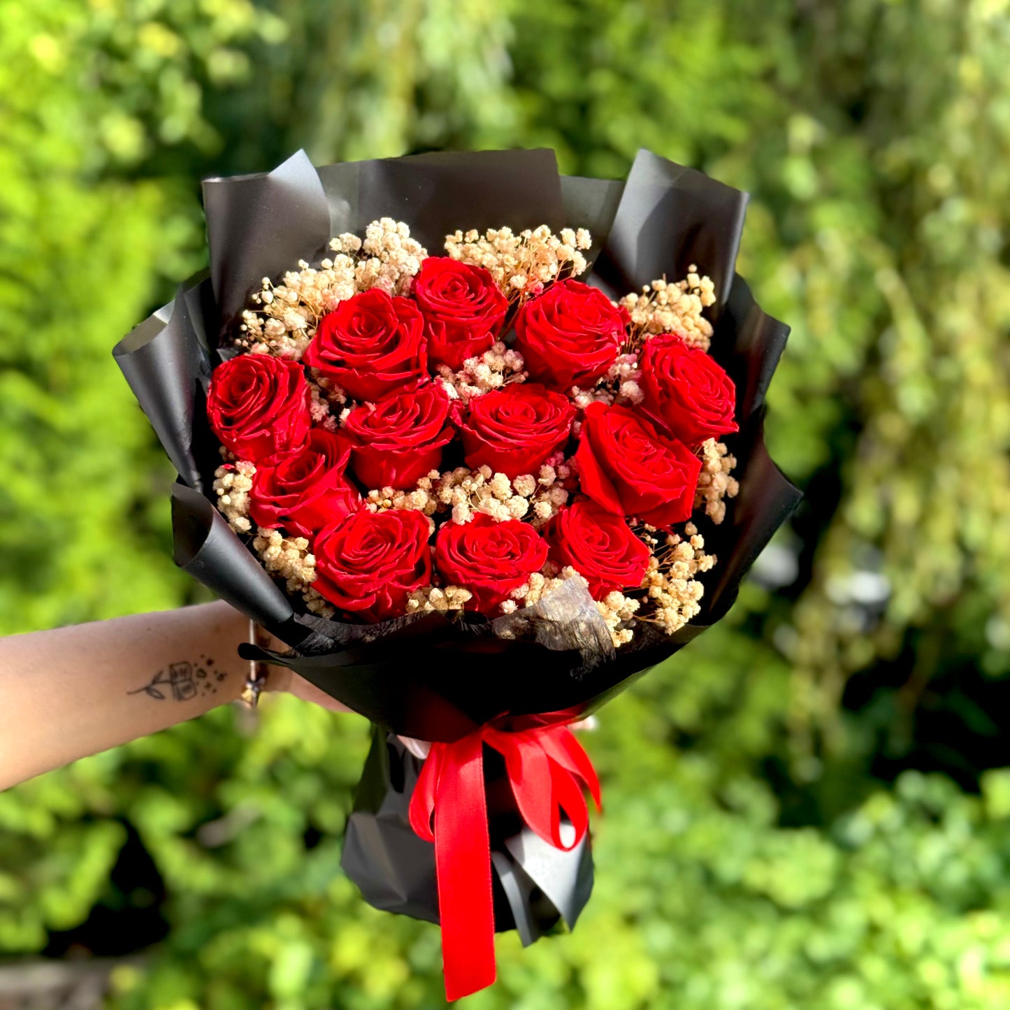 The Red Noir - 12 Roses